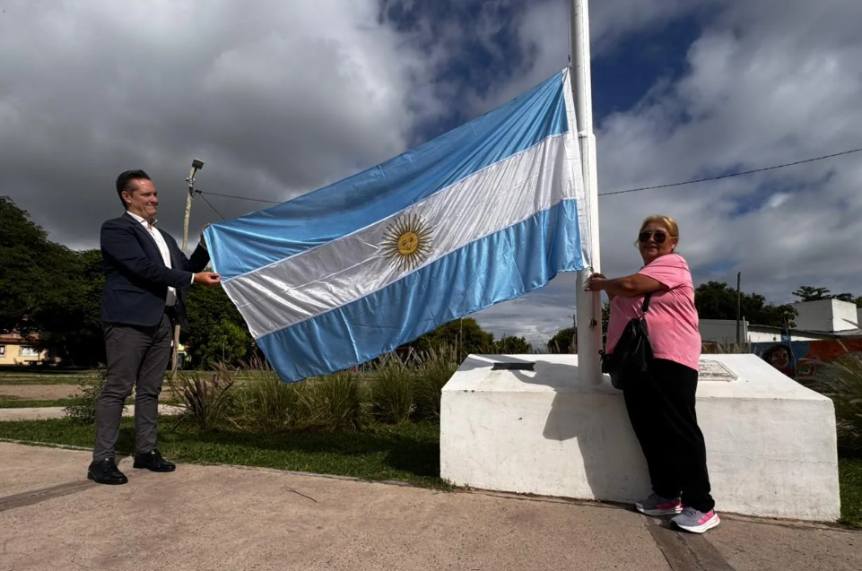 MUNICIPALIDAD DE SALTA: Renueva enseñas en plazas y calles para celebrar sus símbolos
