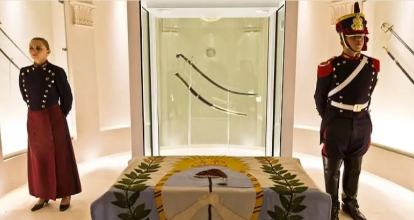 ¡EL SÍMBOLO NACIONAL, OTORGADO AL CUARTEL!: Milei firma el traspaso del Sable Corvo de San Martín… y desata crítica por reconfigurar el patrimonio histórico