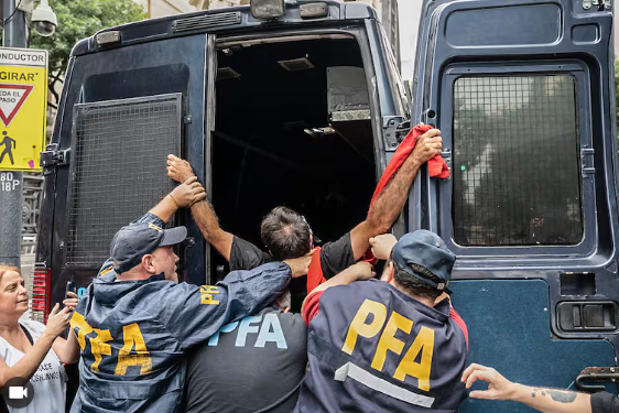 CONGRESO: Gases, palos y detenciones