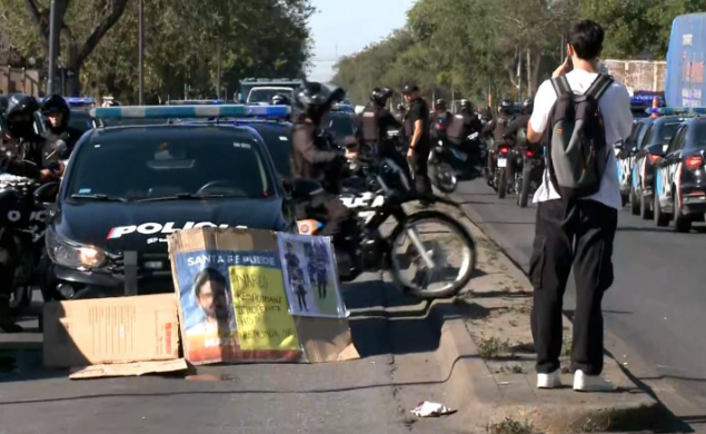 POLICÍA DE SANTA FE SE LEVANTA CONTRA PULLARO