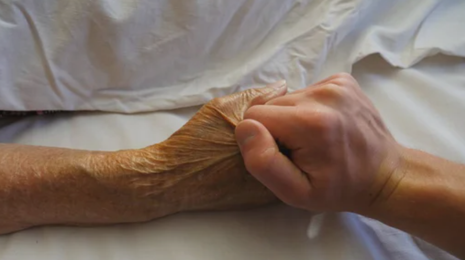 ABANDONO DE PERSONA: Abuela internada desde febrero exige que el PAMI autorice su cirugía