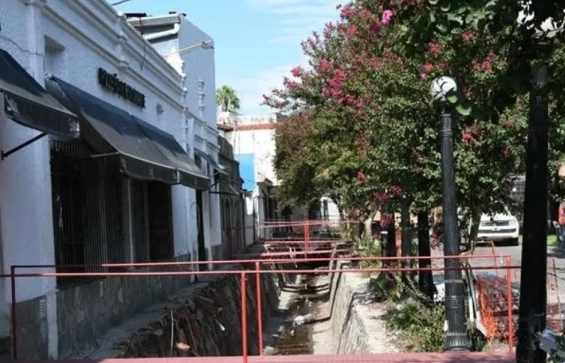 PASAJE MIRAMAR: La obra debería «garantizar seguridad» y expone desmontes, fallas y riesgo para vecinos