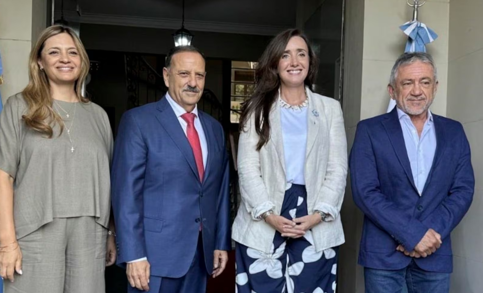 VICTORIA VILLARRUEL: La vicepresidenta se saca foto con un peronista y los libertarios estallan