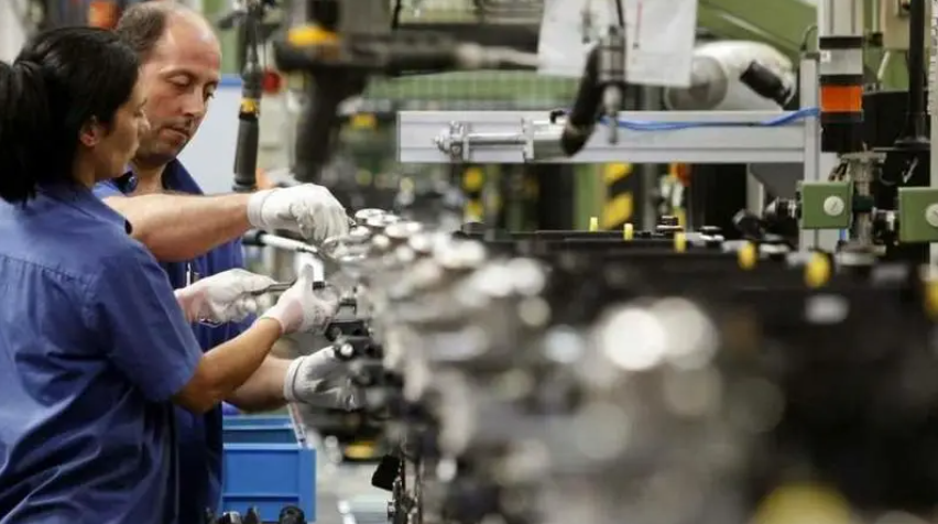 CRISIS PRODUCTIVA EN LA ARGENTINA DE MILEI: Miles de empresas al borde del cierre, derrumbe de empleo y un modelo que no logra reactivar la economía real