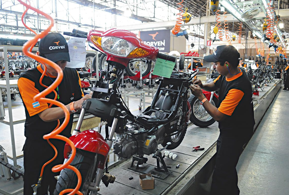 LA INDUSTRIA ARGENTINA EN CAÍDA LIBRE: Confianza empresarial hundida, producción estancada y perspectivas de crisis