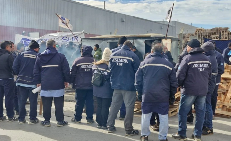 TIERRA DEL FUEGO EN LLAMAS: Fábrica de aires acondicionados tomada, salarios impagos y el fantasma del derrumbe industrial