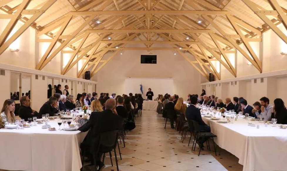 OLIVOS CARNAVAL POLÍTICO: Milei, el “asador de los héroes” y el banquete en medio de la crisis