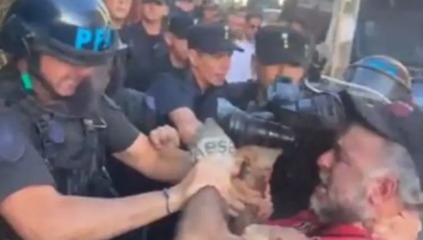 BULLRICH SE LAVA LAS MANOS: La Federal golpea a la prensa y se abre un sumario en medio de la represión por la ley de glaciares