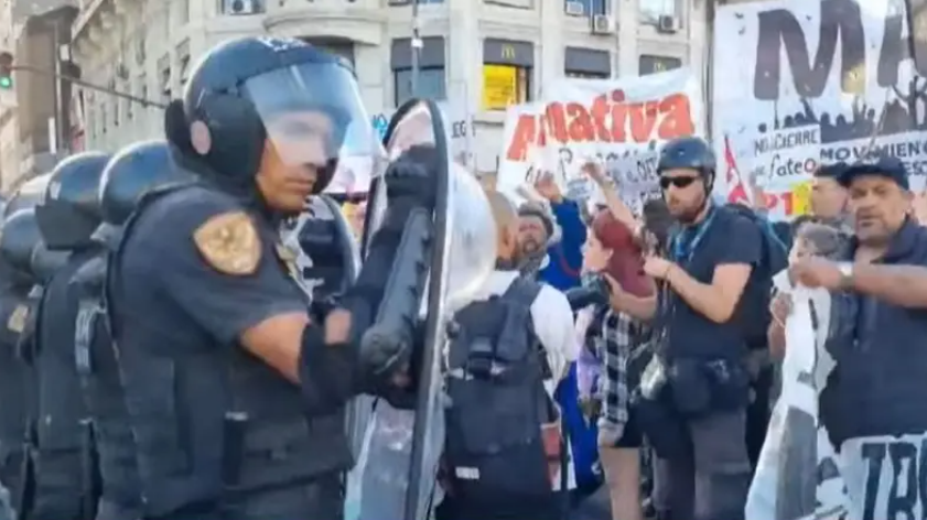 LA POLICÍA REPRIME A TRABAJADORES DESPEDIDOS EN PLENA PROTESTA EN EL OBELISCO