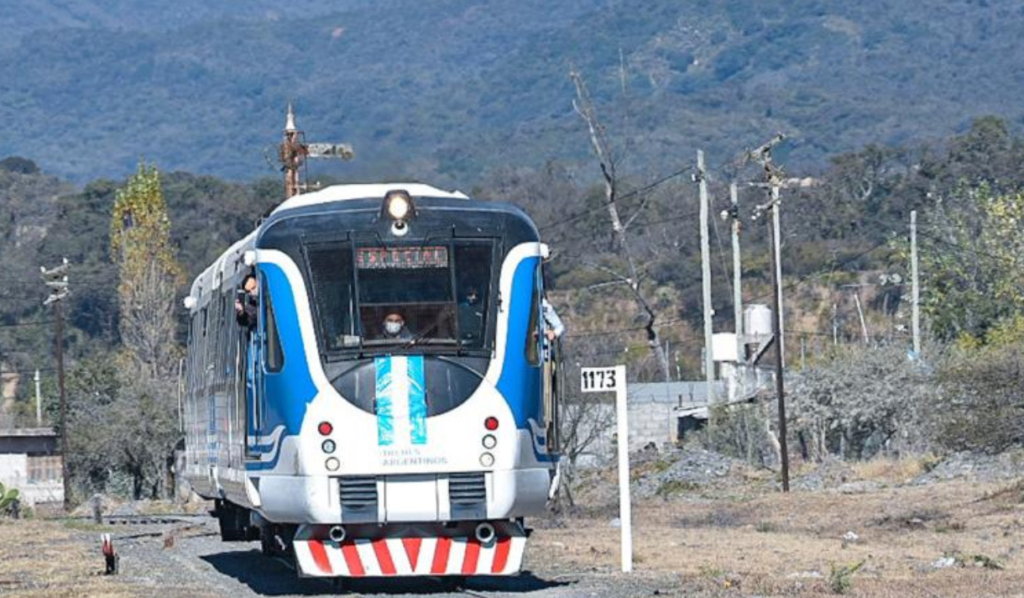 EL TREN QUE UNE GÜEMES CON SALTA QUEDÓ VARADO Y LOS PASAJEROS TERMINARON CAMINANDO POR LAS VÍAS