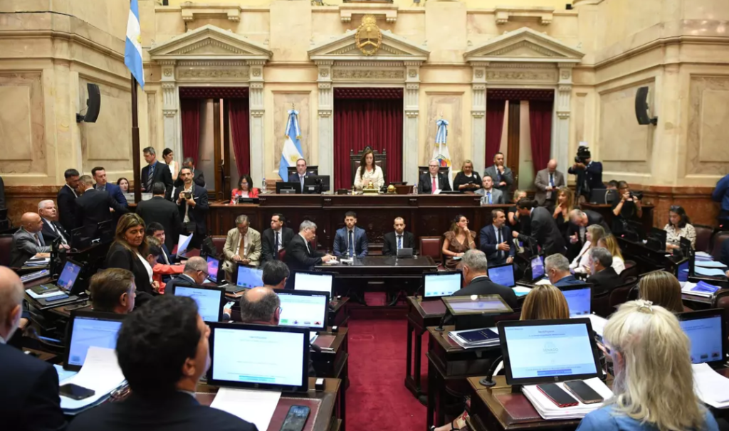 SENADORES MILLONARIOS: Se aumentaron el sueldo a más de 11 millones por mes en plena crisis