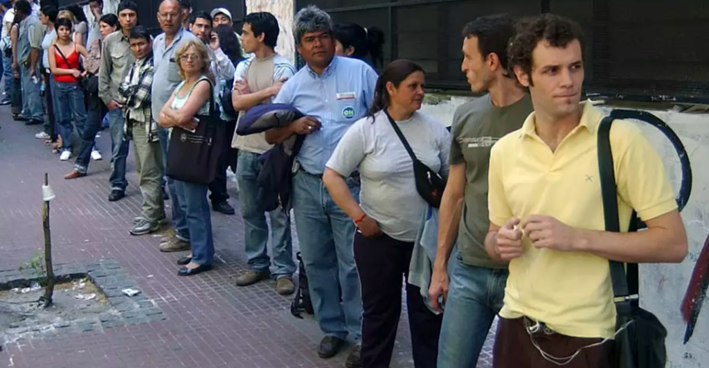 LA CRISIS DE MILEI: El mercado laboral se achica y empuja a millones a salir desesperadamente a buscar trabajo