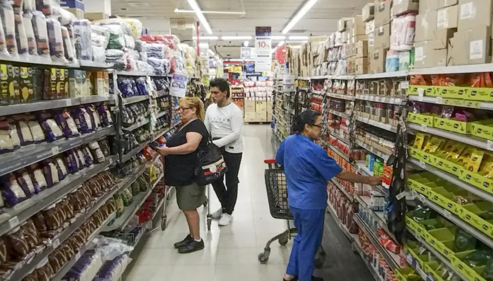 AJUSTE EN LA MESA Y DEUDA EN EL BOLSILLO: Con ingresos en caída, seis de cada diez hogares recortan gastos y el consumo se vuelve una estrategia de supervivencia