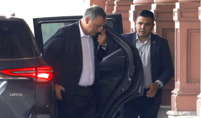 ADORNI BAJO LA LUPA: Vecinos aseguran que usa un auto oficial para las compras del súper