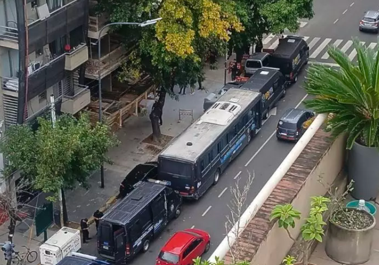 CLASES CONTRA EL AJUSTE Y PATRULLEROS A MONTONES: Caballito sitiado por una protesta frente a la casa de Adorni