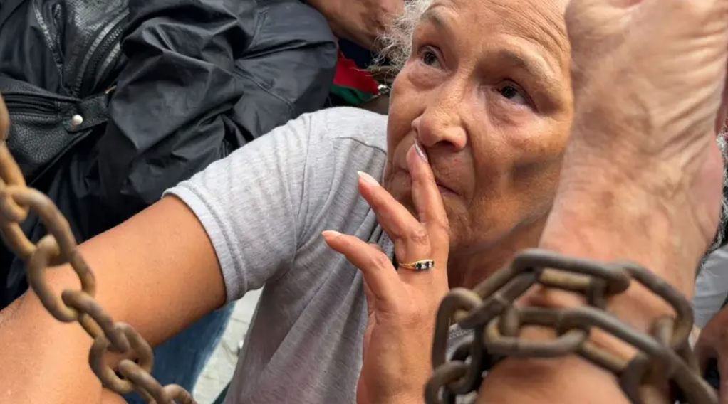 JUBILADAS SE ENCADENARON FRENTE AL CONGRESO