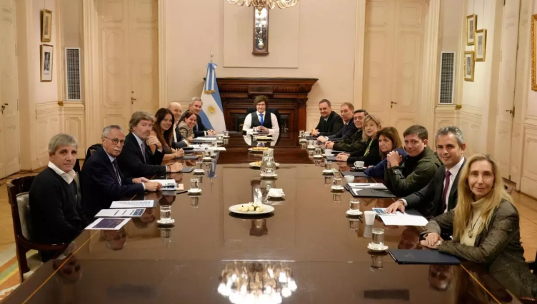 EN MEDIO DE LA CRISIS: Con Manuel Adorni en el centro de la escena, el Gobierno montó una foto de unidad mientras la crisis sigue abierta