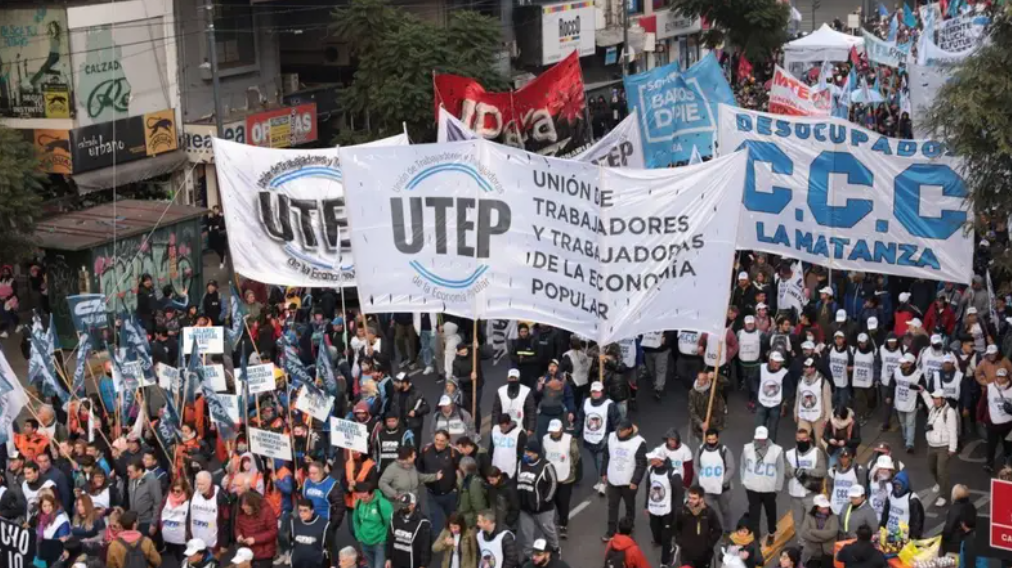 CORTES EN TODO EL PAÍS CONTRA EL AJUSTE: La protesta estalla por el recorte al salario social