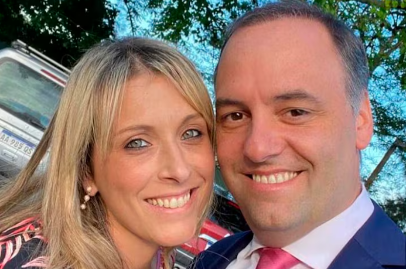 CASTA, VIAJES, DÓLARES Y CASH: Las vacaciones de Manuel Adorni ya están bajo la lupa judicial