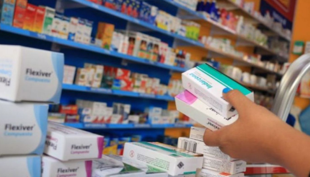 PAMI: Paga a medias y las farmacias siguen al borde del corte