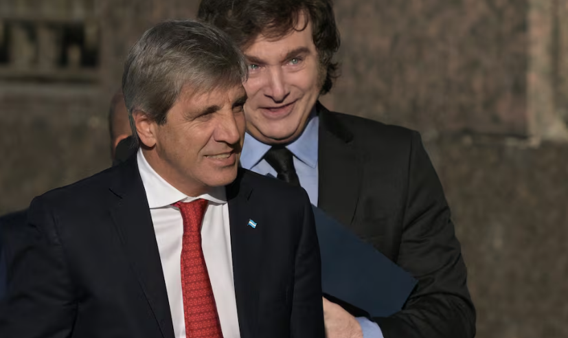 CASA ROSADA ARDE EN MEDIO DEL DESGASTE