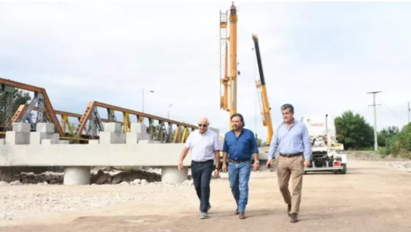 AVANZA LA OBRA DEL PUENTE SOBRE EL RÍO VAQUEROS: Comenzó el montaje de vigas y estiman habilitación en tres meses