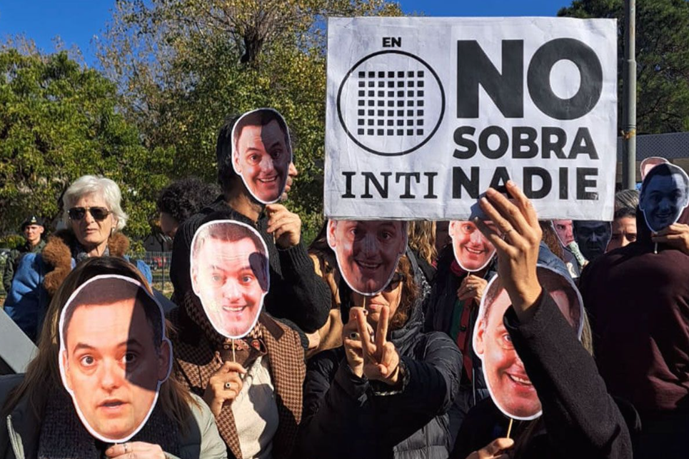 PROTESTA DEL INTI EN GENERAL PAZ: Adorni en el centro de la furia