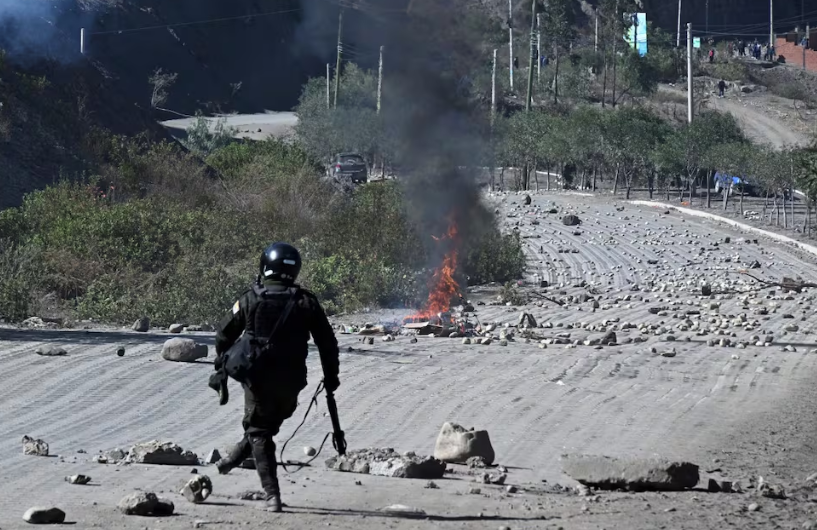 BOLIVIA ARDE: Bloqueos, represión y denuncias de armas argentinas