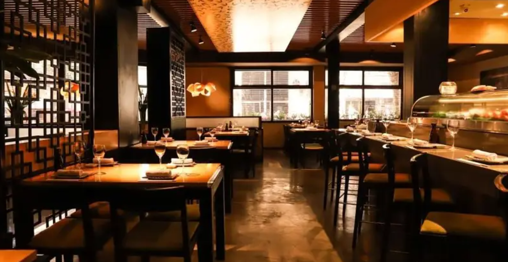 RESTAURANTES VACÍOS Y BOLSILLOS FUNDIDOS: El ajuste hundió las salidas a comer y convirtió el especial de fin de semana en un lujo