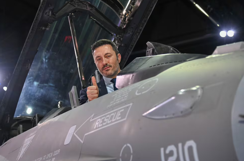 ESCÁNDALO EN DEFENSA: Denuncian a Luis Petri por la compra de un avión con sobreprecios y fallas graves