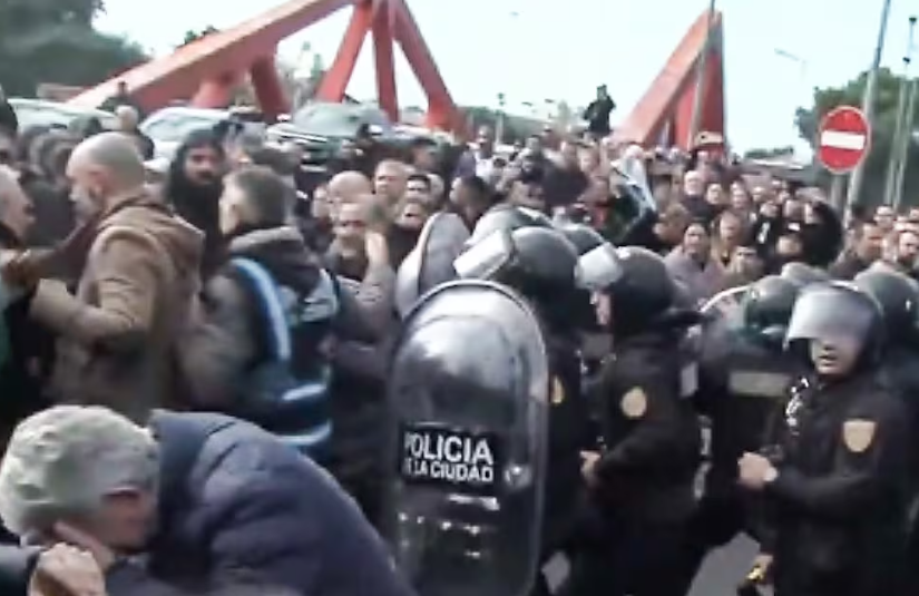 CAOS Y REPRESIÓN FRENTE AL INTI: Palazos, gases y heridos en una protesta contra el cierre de 25 mil pymes
