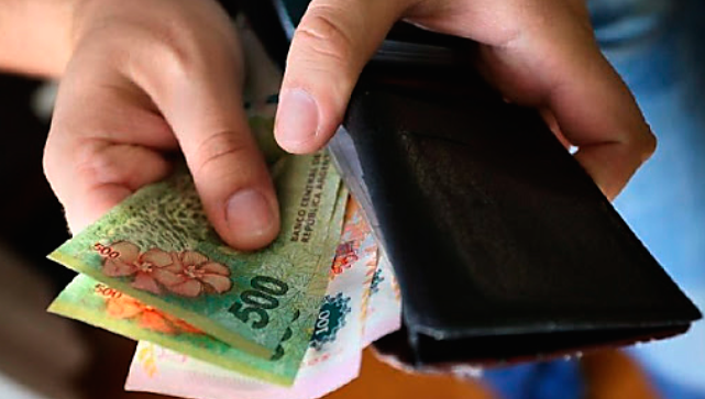 DERRUMBE SALARIAL EN ARGENTINA: 7 de cada 10 trabajadores se quedan sin sueldo antes de mitad de mes