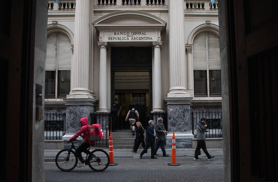 POLÍTICA CAMBIARIA: El dólar aguanta… pero la fiesta podría terminar cuando se acaben los dólares del campo