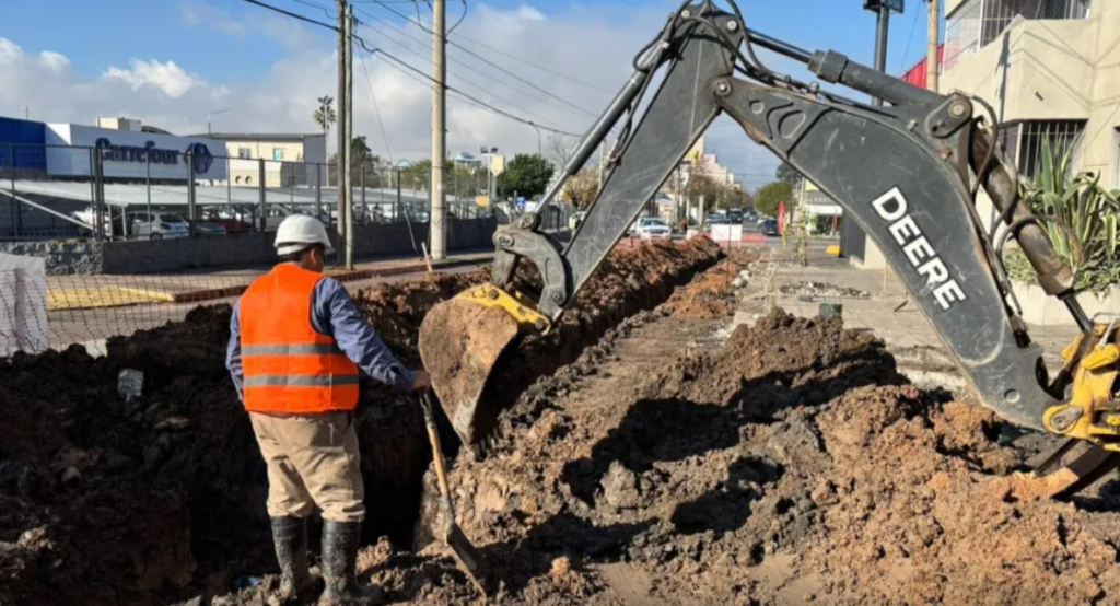 AGUAS DEL NORTE: Renovó más de 120 metros de cañerías en calle Junín para mejorar el servicio de agua potable