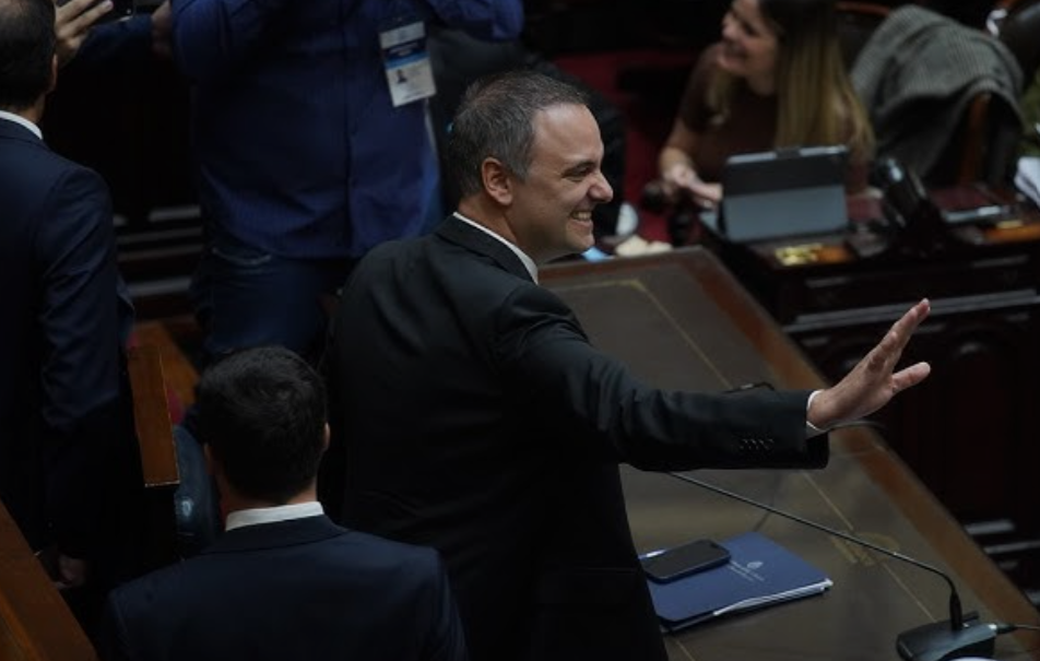 ALIADOS Y OPOSITORES QUIEREN AFUERA A ADORNI