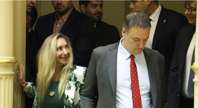 NO SABEN QUE HACER CON ÉL: Karina quiere mandar a Adorni bien lejos