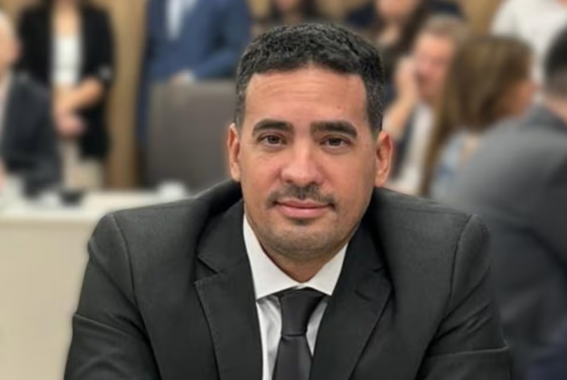 MILEI CORRE A ADORNI DE LA VOCERÍA: Pone a Adrián Ravier