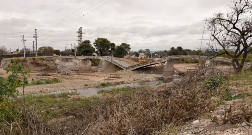 EL VIEJO PUENTE DE SANTA LUCÍA QUEDÓ IRRECONOCIBLE: Avanzan las obras de demolición sobre el río Arenales