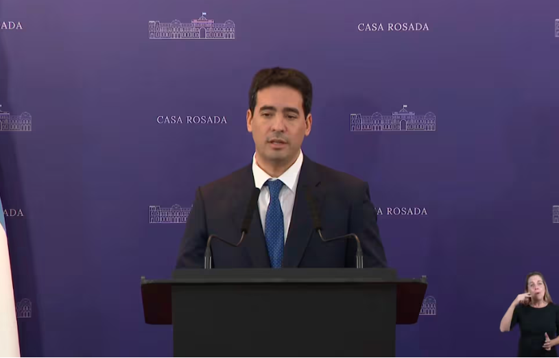 ¡PAPELÓN EN LA ROSADA!: El nuevo vocero de Milei debutó con chupada de media, y un monólogo para tapar la corrupción del Gobierno