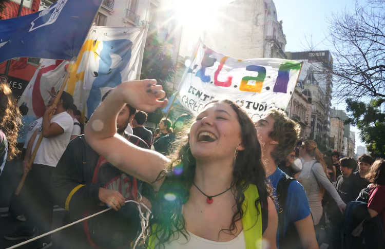 ¡DERROTA HISTÓRICA PARA MILEI! La Corte Suprema le propinó un revés letal al Gobierno y lo obliga a pagar los salarios de las universidades que quería liquidar