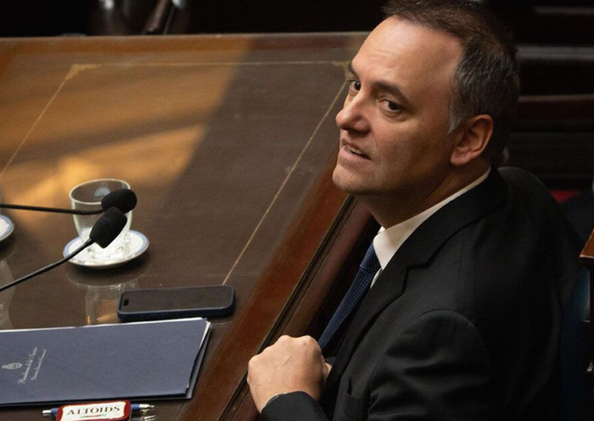 FUNCIONARIA LE PRESTÓ SU TARJETA A ADORNI