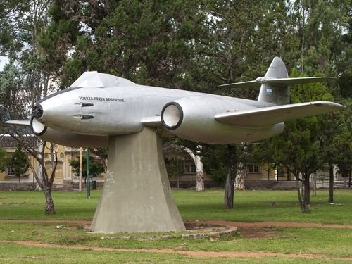 EL AVIÓN QUE DEFENDIÓ A PERÓN: Una de las joyas históricas del Monumento 20 de Febrero
