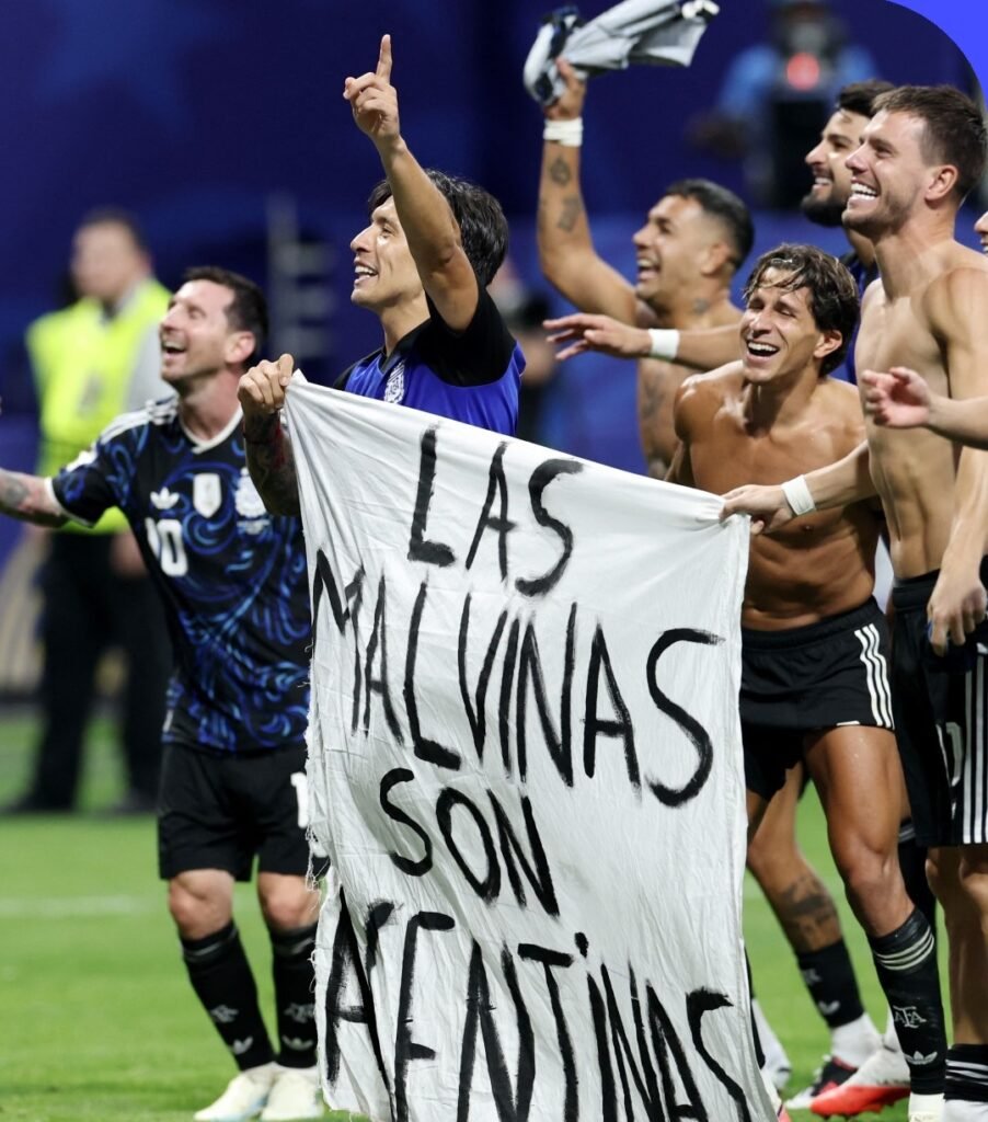 La Scaloneta desafió a Milei y levantó la bandera de Malvinas tras vencer a Inglaterra
