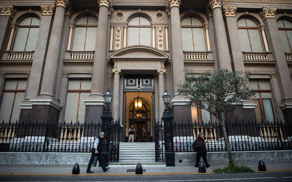 CRECE LA PREOCUPACIÓN POR EL DÓLAR: Economistas ponen en duda el «blindaje» del Banco Central de Milei
