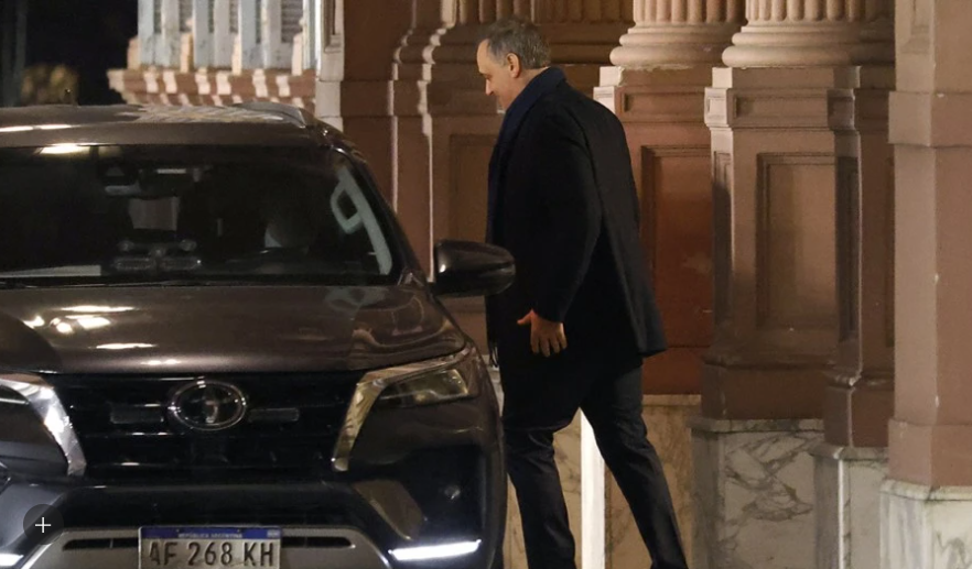 ADORNI SIGUE USANDO AUTOS Y CUSTODIA OFICIAL