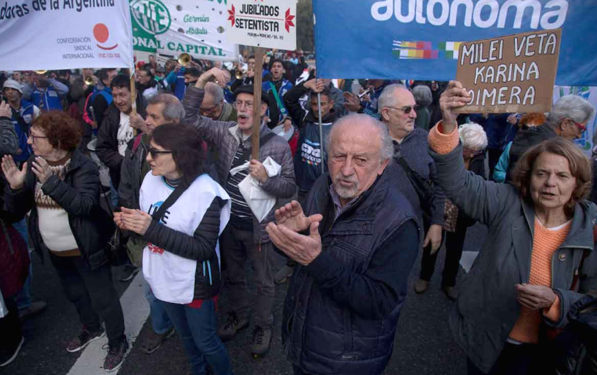 INFIERNO TARIFARIO: Jubilados denuncian que el ajuste de Milei los obliga a elegir entre calefacción, medicamentos o comida