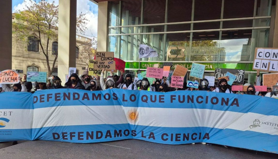 LA CIENCIA ARGENTINA EN PIE DE GUERRA: Investigadores denuncian que el ajuste de Milei destruye décadas de desarrollo y pone en riesgo el futuro del país