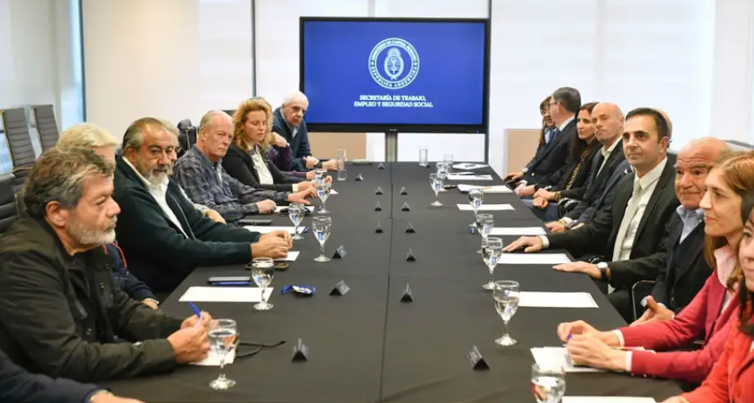 Milei retrocede y devuelve fondos a los sindicatos tras la presión de la CGT