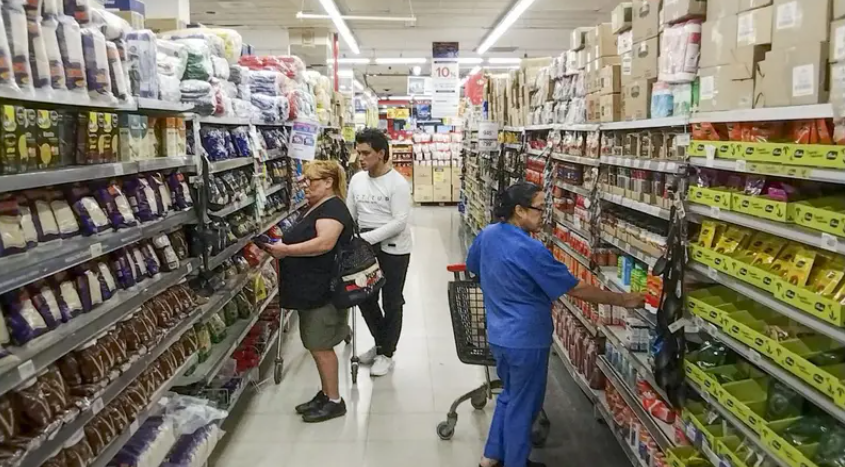 El consumo cayó 2,7% en junio y profundiza la crisis económica