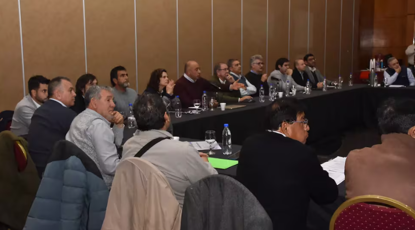DESGOBIERNO DE MILEI IMPACTA EN LA PROVINCIA: Salta reabrió la paritaria estatal y analizó el impacto de la crisis